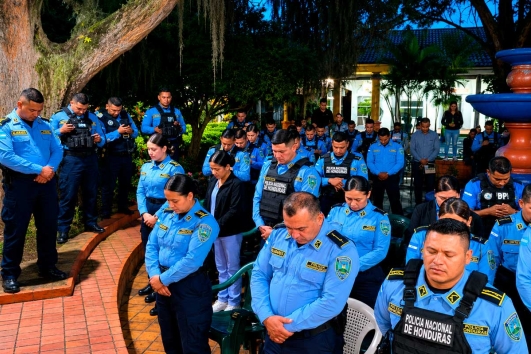 Policías de Honduras en oración