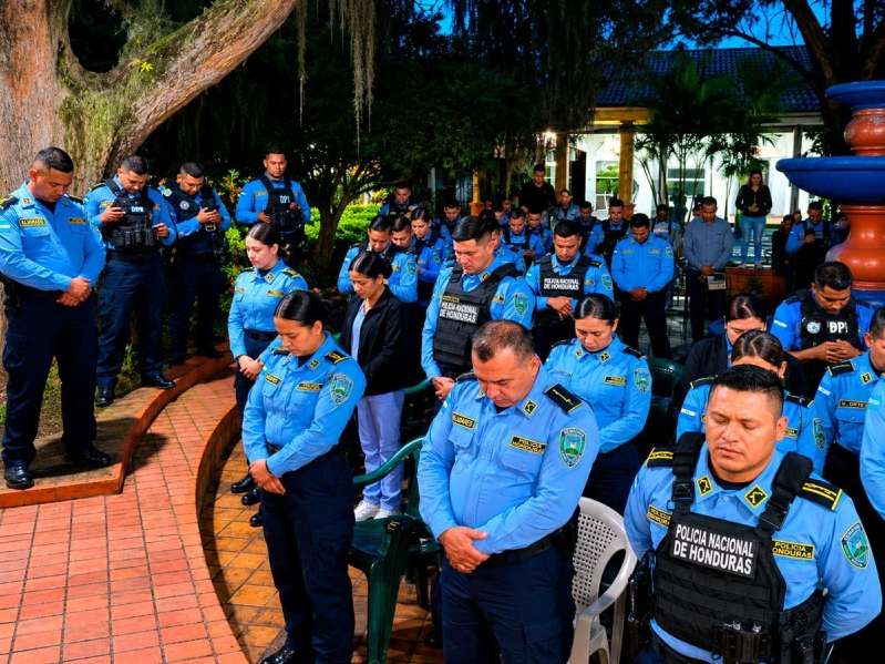 Policías de Honduras en oración