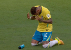 Neymar se arrodilló en oración antes de romper en llanto por la eliminación de Brasil