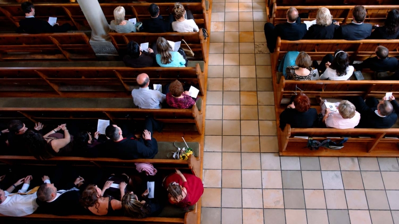 Vista aérea de iglesia durante un servicio