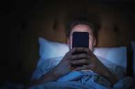 Hombre mirando su teléfono
