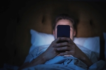 Hombre mirando su teléfono