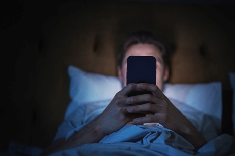 Hombre mirando su teléfono
