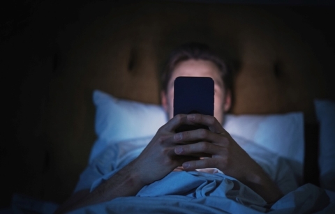 Hombre mirando su teléfono