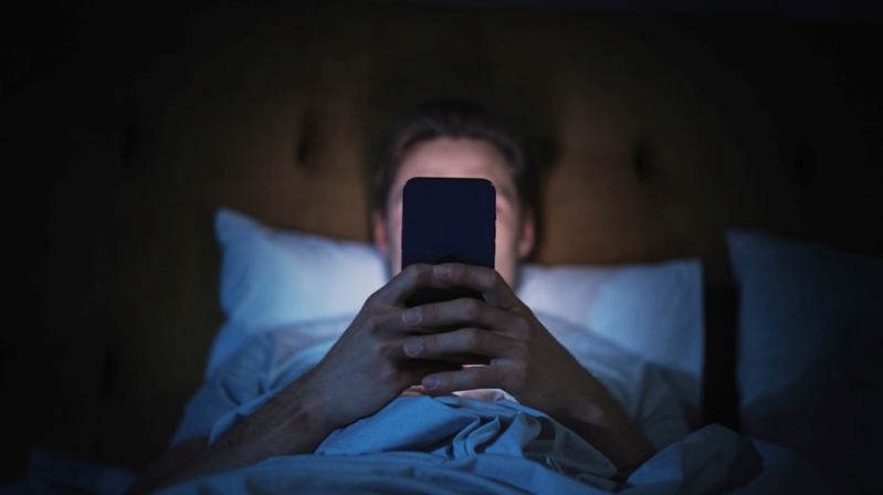 Hombre mirando su teléfono