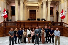 Periodistas latinoamericanos con el congresista Alejandro Muñante en Perú
