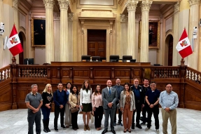 Periodistas latinoamericanos con el congresista Alejandro Muñante en Perú