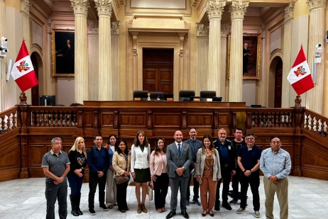 Periodistas latinoamericanos con el congresista Alejandro Muñante en Perú