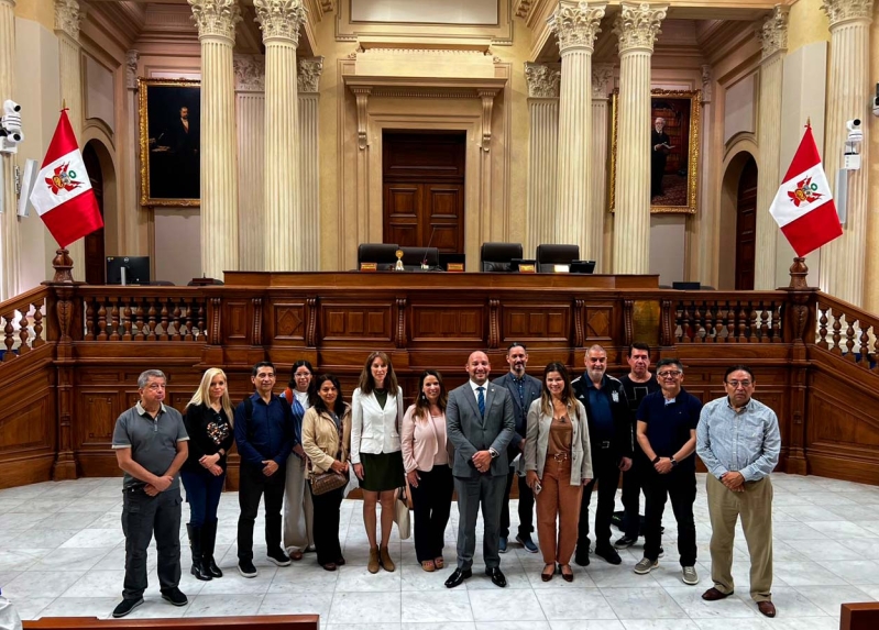 Periodistas latinoamericanos con el congresista Alejandro Muñante en Perú