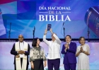 Luis Abinader sostiene una Biblia