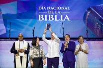 Luis Abinader sostiene una Biblia