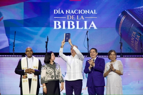 Luis Abinader sostiene una Biblia