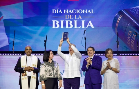 Luis Abinader sostiene una Biblia