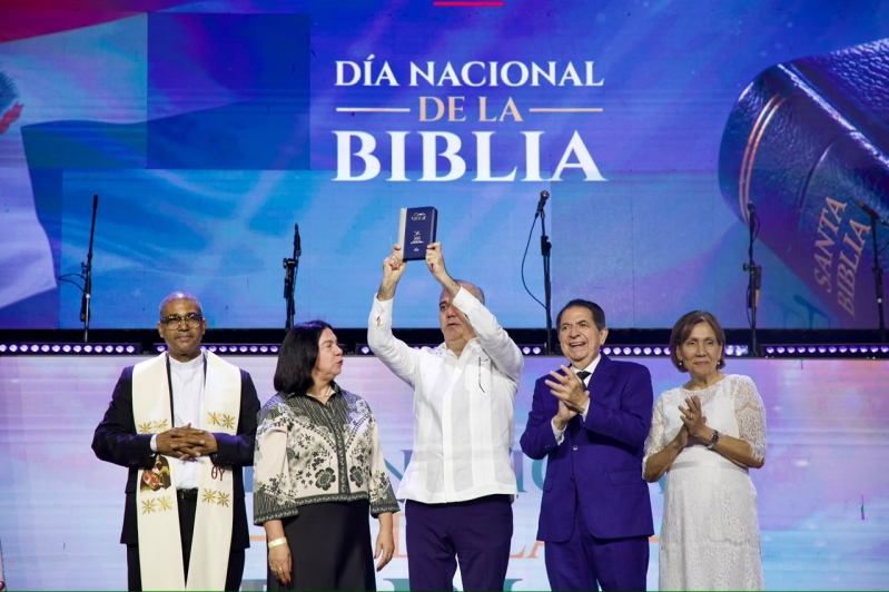 Luis Abinader sostiene una Biblia