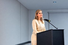 Laura Fernández en la Asamblea General AEL