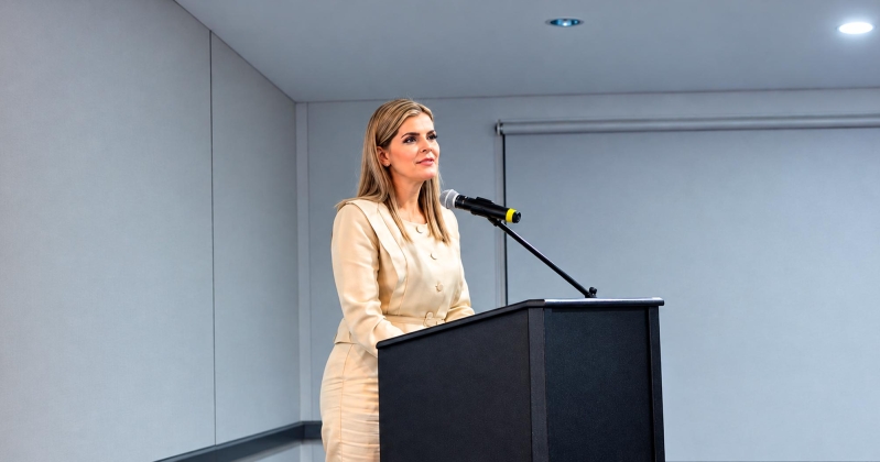 Laura Fernández en la Asamblea General AEL