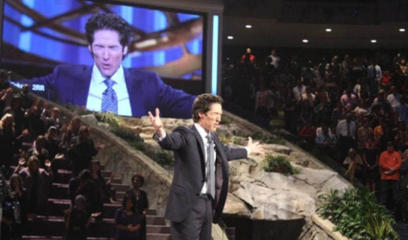 Muere una mujer que disparaba un arma en la iglesia Lakewood de Joel Osteen; Niño de 5 años en estado crítico