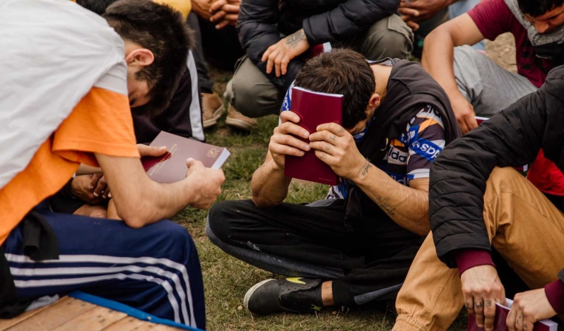 Libres tras las rejas: el ministerio carcelario en una prisión uruguaya