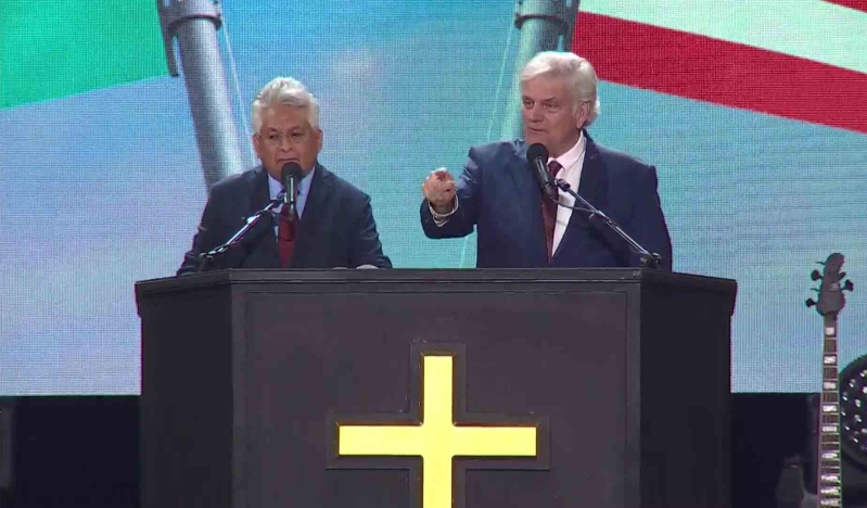 VIDEO: Franklin Graham lleva mensaje de Dios a la frontera EEUU – México