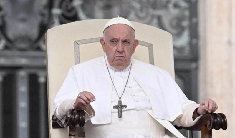 El Papa Francisco dice que los opositores a las bendiciones para parejas homosexuales son 