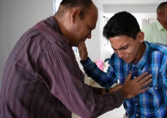 VIDEO: Venezolanos en Medellín encuentran ayuda material y esperanza espiritual