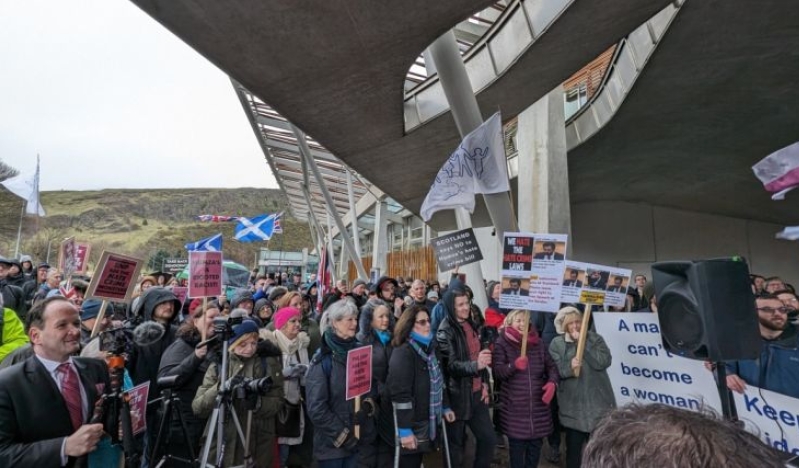 Cientos protestan por drástica ley escocesa contra crímenes de odio