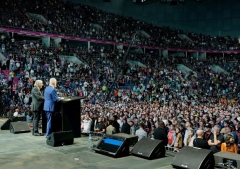 Cientos de polacos responden a Jesucristo en evento de Franklin Graham