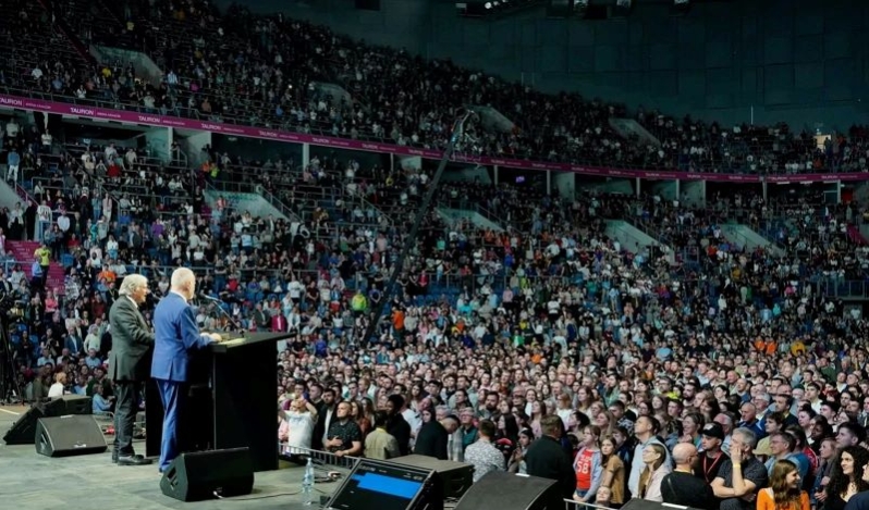 Cientos de polacos responden a Jesucristo en evento de Franklin Graham