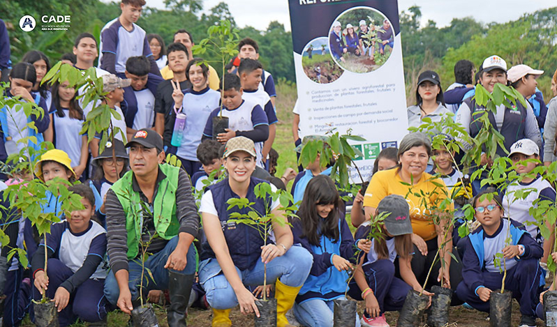 Estudiantes cristianos plantan árboles para reforestar Ecuador