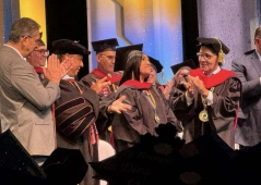 La cantante Nimsy López es honrada con Maestría Honoris Causa por la Universidad Pentecostal Mizpa