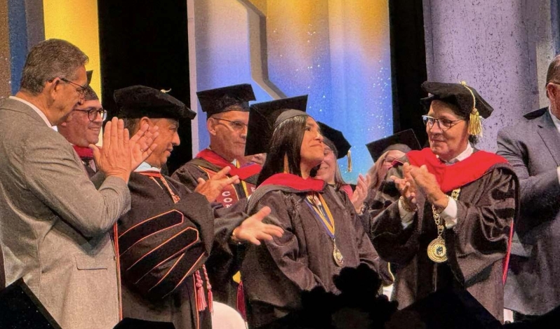 La cantante Nimsy López es honrada con Maestría Honoris Causa por la Universidad Pentecostal Mizpa