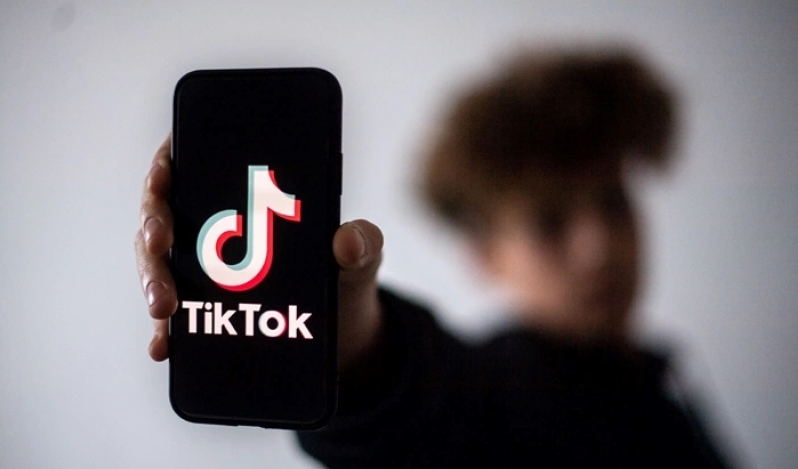 Tik Tok retira anuncios de una marca de atletismo opuesta a los trans en el deporte