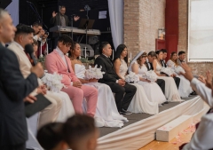 Siete parejas inmigrantes contraen nupcias en Chicago, encomiendan sus matrimonios con la Biblia QR