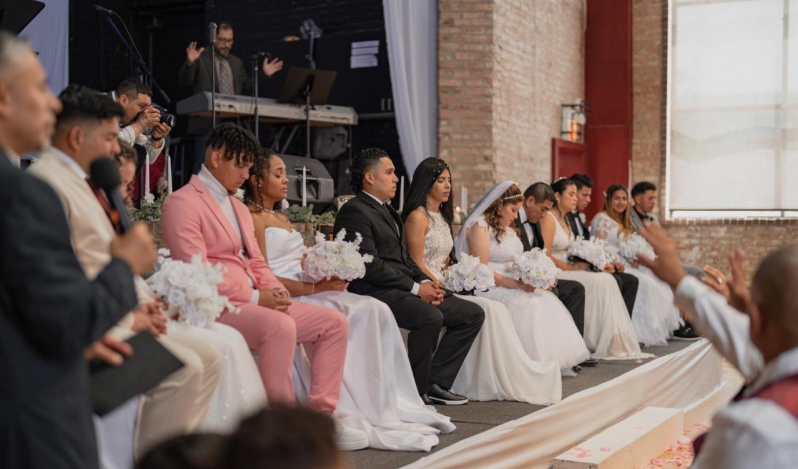 Siete parejas inmigrantes contraen nupcias en Chicago, encomiendan sus matrimonios con la Biblia QR