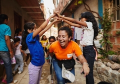 La ciudad de Medellín y World Vision unen fuerzas para proteger a niños migrantes en crisis