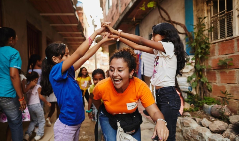 La ciudad de Medellín y World Vision unen fuerzas para proteger a niños migrantes en crisis