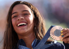 Rayssa Leal celebra su fe al obtener una medalla de bronce en los Juegos Olímpicos de Paris