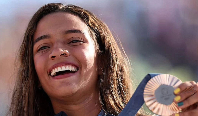 Rayssa Leal celebra su fe al obtener una medalla de bronce en los Juegos Olímpicos de Paris