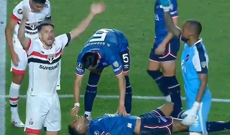 Futbolista ora por su contrincante desvanecido en el campo de juego