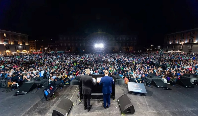 Franklin Graham predica en el evento evangélico más grande en la historia de Nápoles, Italia