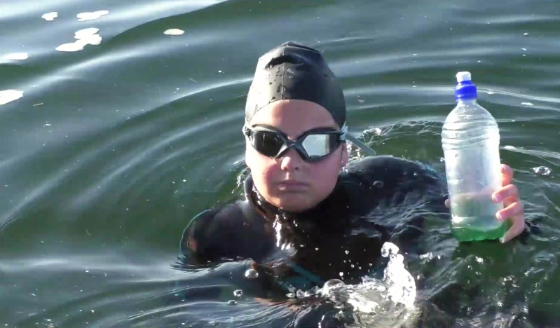 VIDEO: Niña nada desde una infame isla para ayudar a otros niños