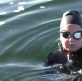 VIDEO: Niña nada desde una infame isla para ayudar a otros niños