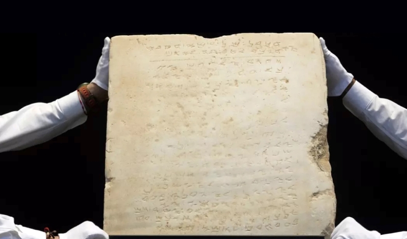 Subastarán antigua tabla con los Diez Mandamientos considerada un tesoro histórico