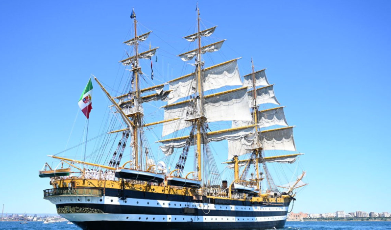 Dos barcos navegan por el mundo con un mensaje de esperanza y fe