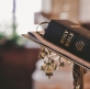 La historia detrás de las letras rojas de tu Biblia