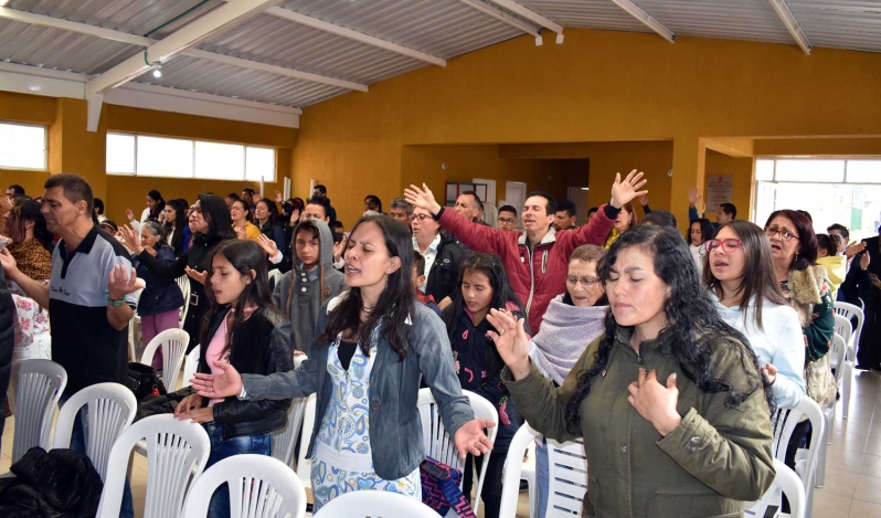 Líderes evangélicos analizan cobro de impuestos a iglesias en Colombia