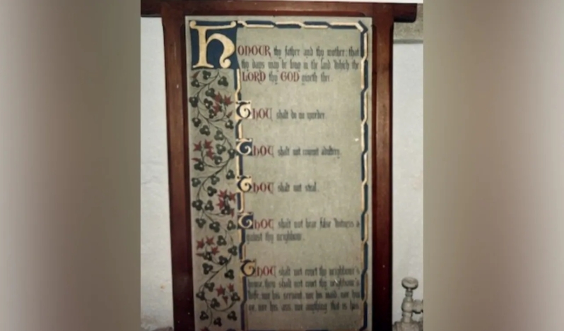 Ladrones roban los Diez Mandamientos de una iglesia: 