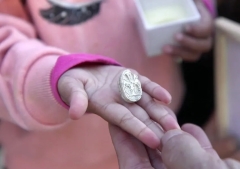 Niña descubre un sello cananeo de 3.800 años de antigüedad durante un viaje familiar