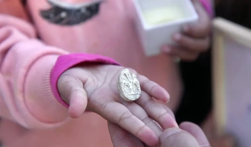 Niña descubre un sello cananeo de 3.800 años de antigüedad durante un viaje familiar