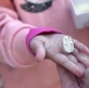Niña descubre un sello cananeo de 3.800 años de antigüedad durante un viaje familiar